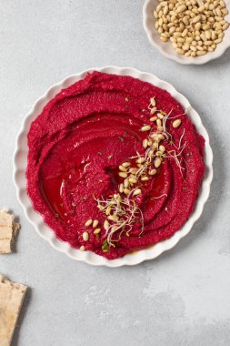 En iyi pancar humusu. Sağlıklı ve vejetaryen atıştırmalık konsepti. Vejetaryen kavramı 