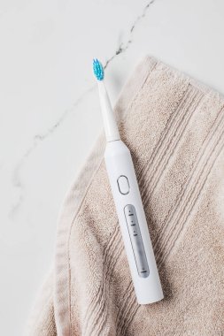 Hafif arka planda ultrasonik beyaz diş fırçası. Diş sağlığı için elektrikli diş fırçası. Ağız ve diş sağlığı kavramı.