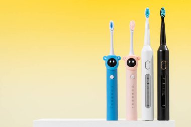 Yetişkinler ve çocuklar için ağız temizliği için farklı aksesuarlar. Aile için ultrasonik diş fırçası ve diş ipi. Ağız temizliği kavramı. Boşluğu kopyala