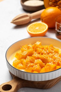 İçinde dilimlenmiş balkabağı, bal ve portakal suyu olan sağlıklı bir tatlı. Sağlıklı balkabağı yemeği konsepti.