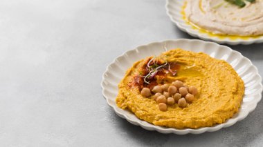 Atıştırmalık nohutlu sağlıklı balkabağı humusu. Sağlıklı yiyecekler. Vejetaryen atıştırmalık konsepti. Boşluğu kopyala