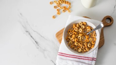 Bir kase gevrek ve süt. Sağlıklı kahvaltı kavramı. Boşluğu kopyala