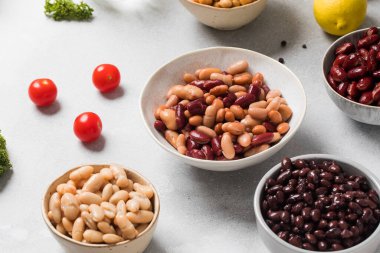 Sağlıklı beslenme kavramları için farklı konserve fasulye türleri. Vejetaryen gıda ve bitki proteini konsepti.