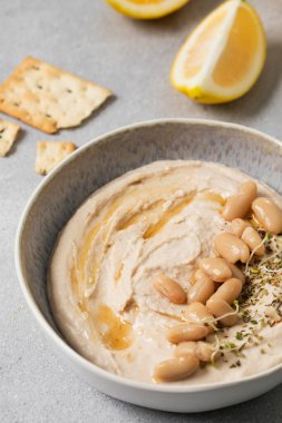 Atıştırmalık sağlıklı fasulye humusu. Sağlıklı beslenme. Vejetaryen atıştırmalığı.