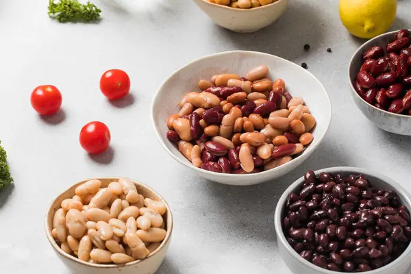 Sağlıklı beslenme kavramları için farklı konserve fasulye türleri. Vejetaryen gıda ve bitki proteini konsepti.