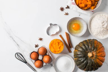 Sonbahar balkabağı pişirme malzemeleri ve rahat mutfak hazırlama sahnesi. Sonbahar tarifleri konsepti. Boşluğu kopyala