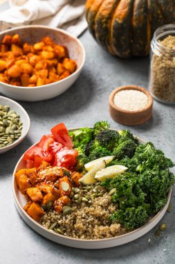 Kinoalı, balkabaklı ve mevsimlik sebzeli sağlıklı vegan Buda kasesi. Sebze tarifleri kavramı.