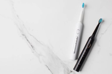 Ultrasonik beyaz ve siyah diş fırçaları. Profesyonel ağız bakımı kavramı ve sağlıklı dişler. Sonik akıllı diş fırçası kullanarak. Boşluğu kopyala