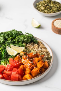 Kinoalı, balkabaklı ve mevsimlik sebzeli sağlıklı vegan Buda kasesi. Sebze tarifleri kavramı.