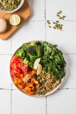 Canlı vejetaryen Buda kasesi, kinoa, kızarmış sebze ve taze yeşillikler. Sebze tarifleri kavramı.