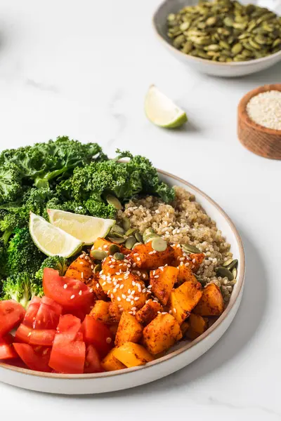 Kinoalı, balkabaklı ve mevsimlik sebzeli sağlıklı vegan Buda kasesi. Sebze tarifleri kavramı.