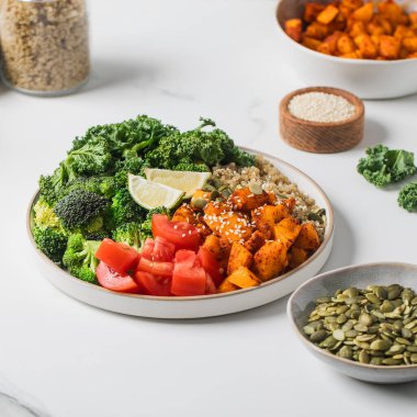 Canlı vejetaryen Buda kasesi, kinoa, kızarmış sebze ve taze yeşillikler. Sebze tarifleri kavramı.