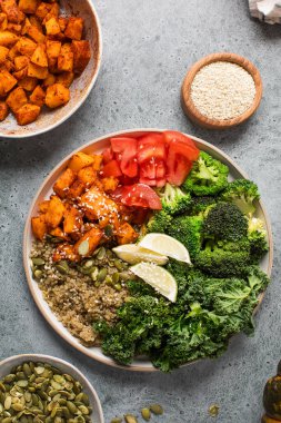 Kinoalı, balkabaklı ve mevsimlik sebzeli sağlıklı vegan Buda kasesi. Sebze tarifleri kavramı.