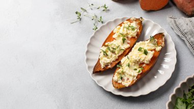 Pişmiş tatlı patates, ricotta ve taze otlar. Sağlıklı ve vejetaryen yemekleri. Yer elması kavramı, kumara. Boşluğu kopyala