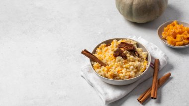 Balkabağı ve tarçınlı pirinç darı lapası. Kahvaltı konsepti. Boşluğu kopyala