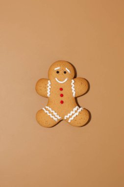 Kahverengi arka planda zencefilli kurabiye Noel kutlaması ve Noel tasarımı için. Mutlu yıllar.