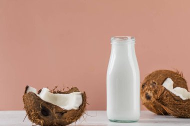Cam şişede taze hindistan cevizi sütü ve yarım hindistan cevizi. Vejetaryen sütü kavramı