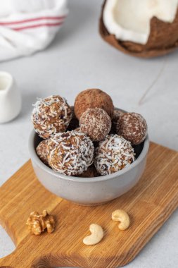 Ev yapımı vejetaryen, kurutulmuş meyve ve fındıktan yapılmış sağlıklı şekersiz şekerler. Sağlıklı beslenme kavramı.