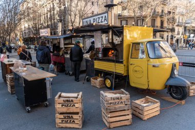 Barselona, İspanya - 21 Ocak 2023: Arka kısmı ahşap fırına uyarlanmış Moto-cart pizza, fast food.