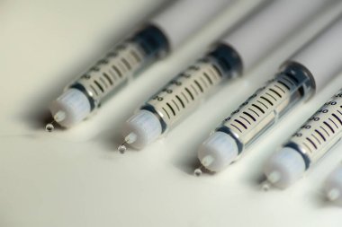 Diyabet tedavisi için çeşitli önceden doldurulmuş insülin kalemleri. Sağlık hizmetleri kavramları.