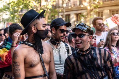Barselona, İspanya -25 Haziran 2022: lgtbi Onur Günü geçit törenine katılan insanlar.