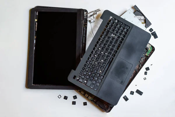 Parçalanmış dizüstü bilgisayar. Açık, parçalanmış ve onarılamaz.