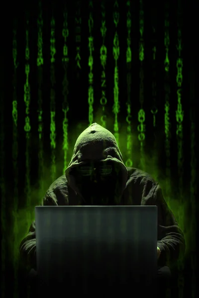 Kapüşonlu Bir Hacker Dizüstü Bilgisayarla Bir Siber Saldırı Üzerinde Çalışıyor — Stok fotoğraf