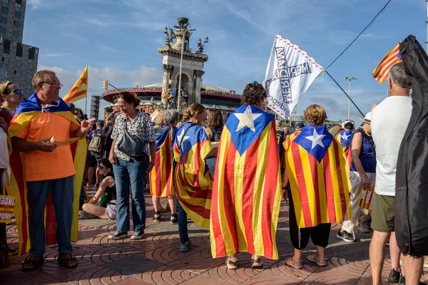Barselona, Katalonya, İspanya - 11 Eylül 2023: Katalonya Ulusal Günü 'nün bağımsızlığı için düzenlenen gösteriye katılan ve bayrak sallayan insanlar