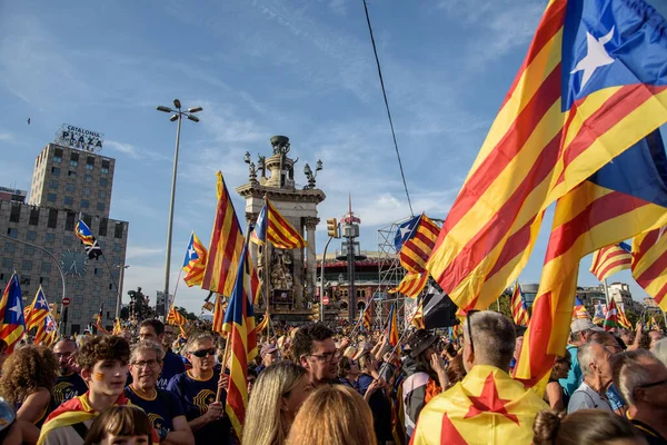 Barselona, Katalonya, İspanya - 11 Eylül 2023: Katalonya Ulusal Günü 'nün İspanya çeşmesinde bağımsızlık gösterisine katılan ve bayrak sallayan insanlar