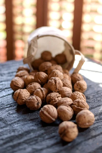 Çuvalda ceviz. Seçici odak