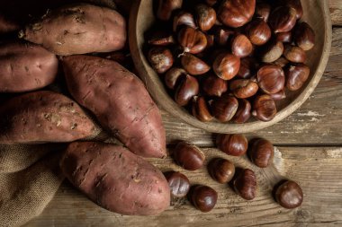 Kestane ve tatlı patatesleri kırsal ahşap bir masada görmek. Katalonya 'da Azizler Günü' nde yenen tipik tatlı..