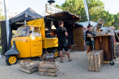 Barselona, İspanya - 24 Ekim 2023: Üç tekerlekli otomobil, pizza yapmak için küçük bir ahşap fırın ile fast food hazırlamak için etkinleştirildi