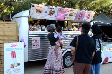 Barselona, İspanya - 24 Ekim 2023: İnsanlar sokakta fast food satışı için kurulan bir karavanda dondurma satın alıyorlar