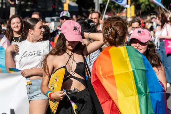 Barselona, İspanya - 15 Temmuz 2023: Barcelona 'daki eşcinsel onur yürüyüşünde katılımcılar gökkuşağı bayrağıyla sarmalandılar. Sahne, LGBTQ topluluğunun çeşitlilik ve şenlik ruhunu gösteriyor.