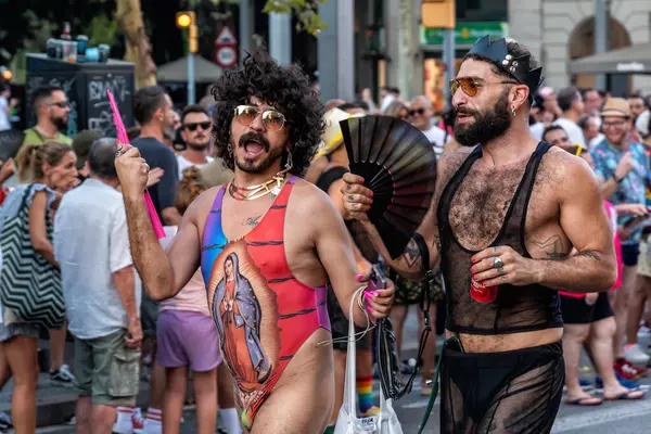 Barselona, İspanya - 15 Temmuz 2023: Barcelona 'daki eşcinsel onur yürüyüşüne renkli ve göz alıcı kostümlerle katılanlar. Fotoğraf, LGBTQ topluluğunun neşe ve gururunu gösteriyor.