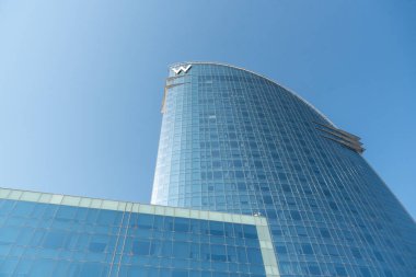 Barcelona, İspanya 08 Ağustos 2024: Vela Oteli olarak bilinen W Barcelona Oteli 'nin cephesi, Barcelona sahilindeki etkileyici çağdaş mimari ve ayrıcalıklı konumunu vurguluyor..