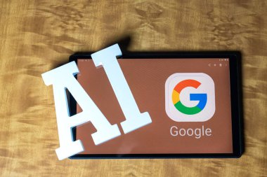 Google logosunu gösteren tabletin üzerindeki beyaz harflerin yakın plan görüntüsü 