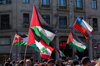 Barselona, İspanya - 4 Ekim 2025: Barselona 'daki gösteri sırasında Filistin bayrakları ve destek mesajları.