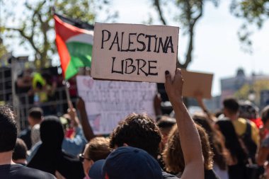 Barselona, İspanya - 4 Ekim 2025: Barselona 'daki gösteri sırasında Filistin bayrakları ve destek mesajları.