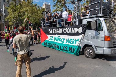 Barselona, İspanya - 4 Ekim 2025: Barselona 'daki gösteri sırasında Filistin bayrakları ve destek mesajları.