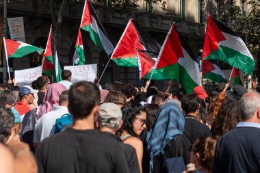 Barselona, İspanya - 4 Ekim 2025: Filistin için Filistin halkına destek veren pankartlar ve bayraklarla Barselona 'da gösteri.