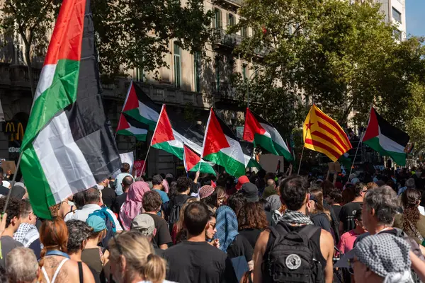 Barselona, İspanya - 4 Ekim 2025: Barselona şehir merkezindeki Filistin 'de barışı protesto eden eylemciler ve göstericiler.