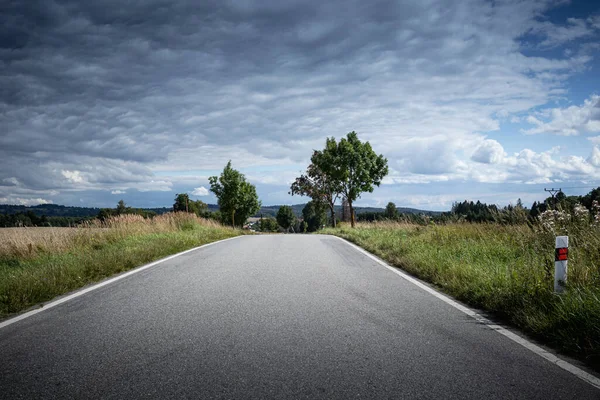 Κενός Αγροτικός Ασφαλτοστρωμένος Δρόμος Χωράφι Στις Πλευρές Τσεχία Ευρώπη — Φωτογραφία Αρχείου