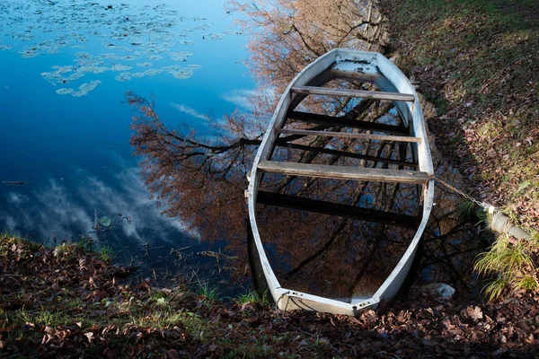 湖上满载水的旧木船 — 图库照片