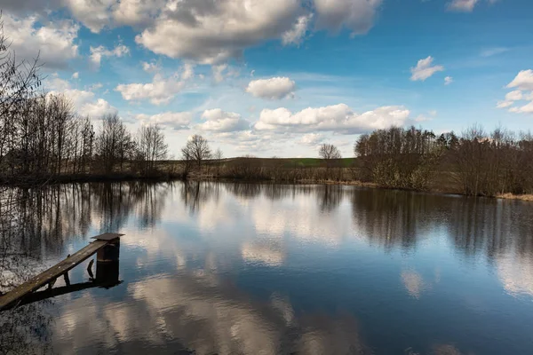 Dia Ensolarado Com Nuvens Acima Lago República Checa — Fotografia de Stock