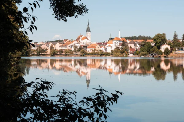 Jindrichuv Kota Hradec Dengan Danau Latar Depan Czechia — Stok Foto