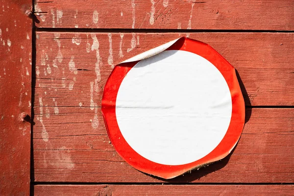 Пустые Мятые Белые Красные Круглые Наклейки Изогнутыми Углами Деревянном Фоне — стоковое фото