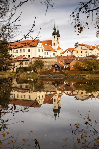 Telc Stadt Mit See Vordergrund Herbstlandschaft — Stockfoto