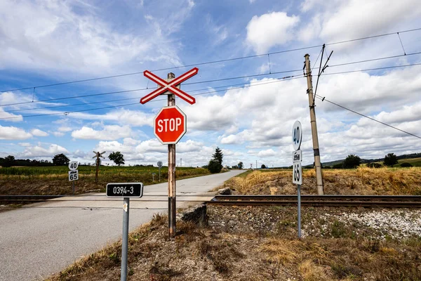 Przejazd Kolejowy Znakiem Stopu Chmury Niebieskim Tle — Zdjęcie stockowe