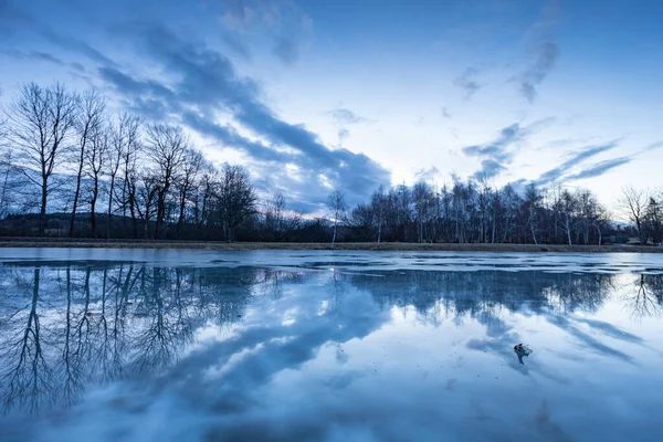 Fryst Sjö Natt Vinter Landskap Med Moln Himlen Januari Tjeckien — Stockfoto